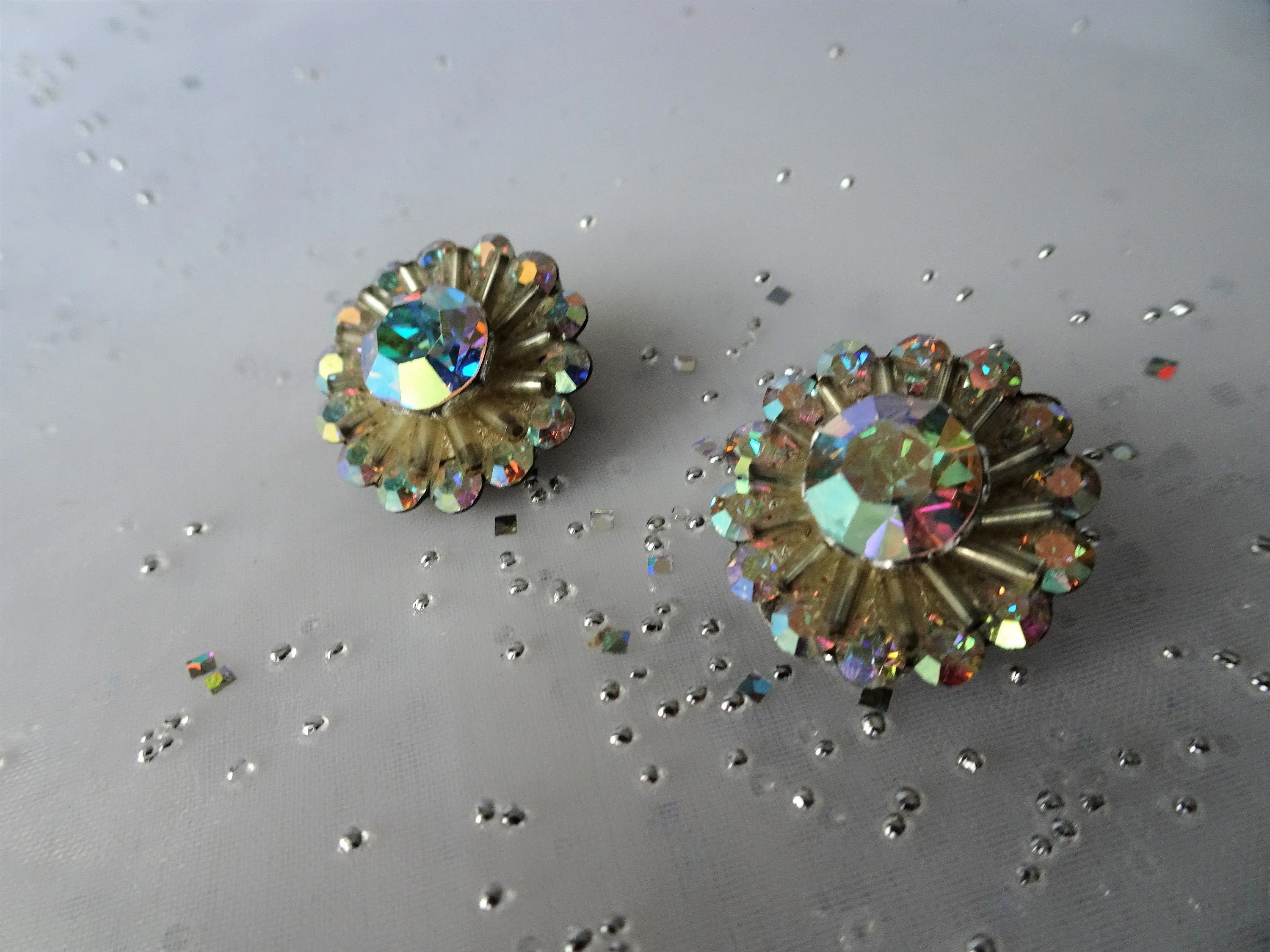 DAZZLING Art Glass Earrings,Mirror Like Sparkling Aurora Borealis Rhinestones,1950s Clip On Earrings,Mid Century,Collectible Vintage Jewelry