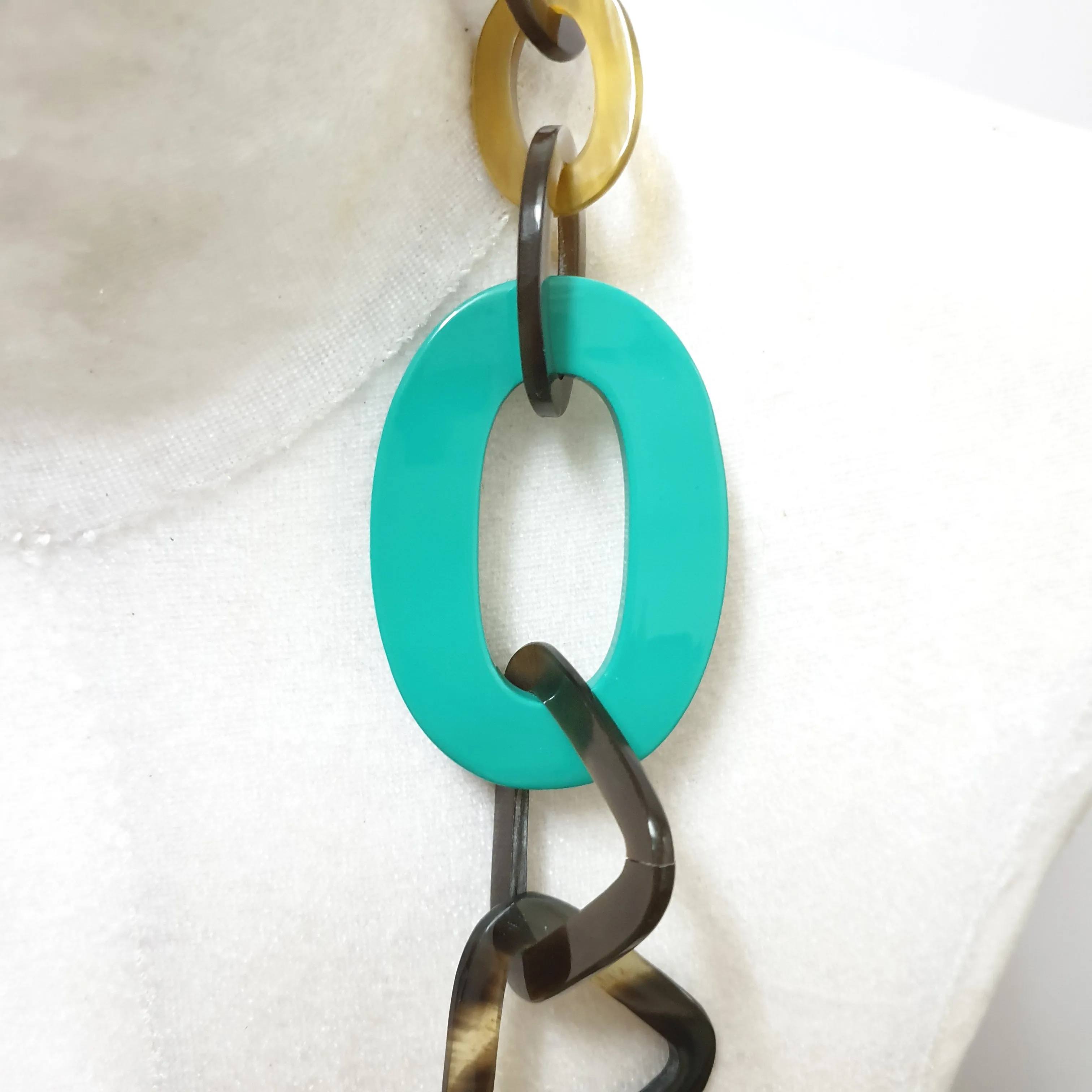 Stunning Horn Necklace J18223, Sources as Natural Buffalo Horn & Lacquer