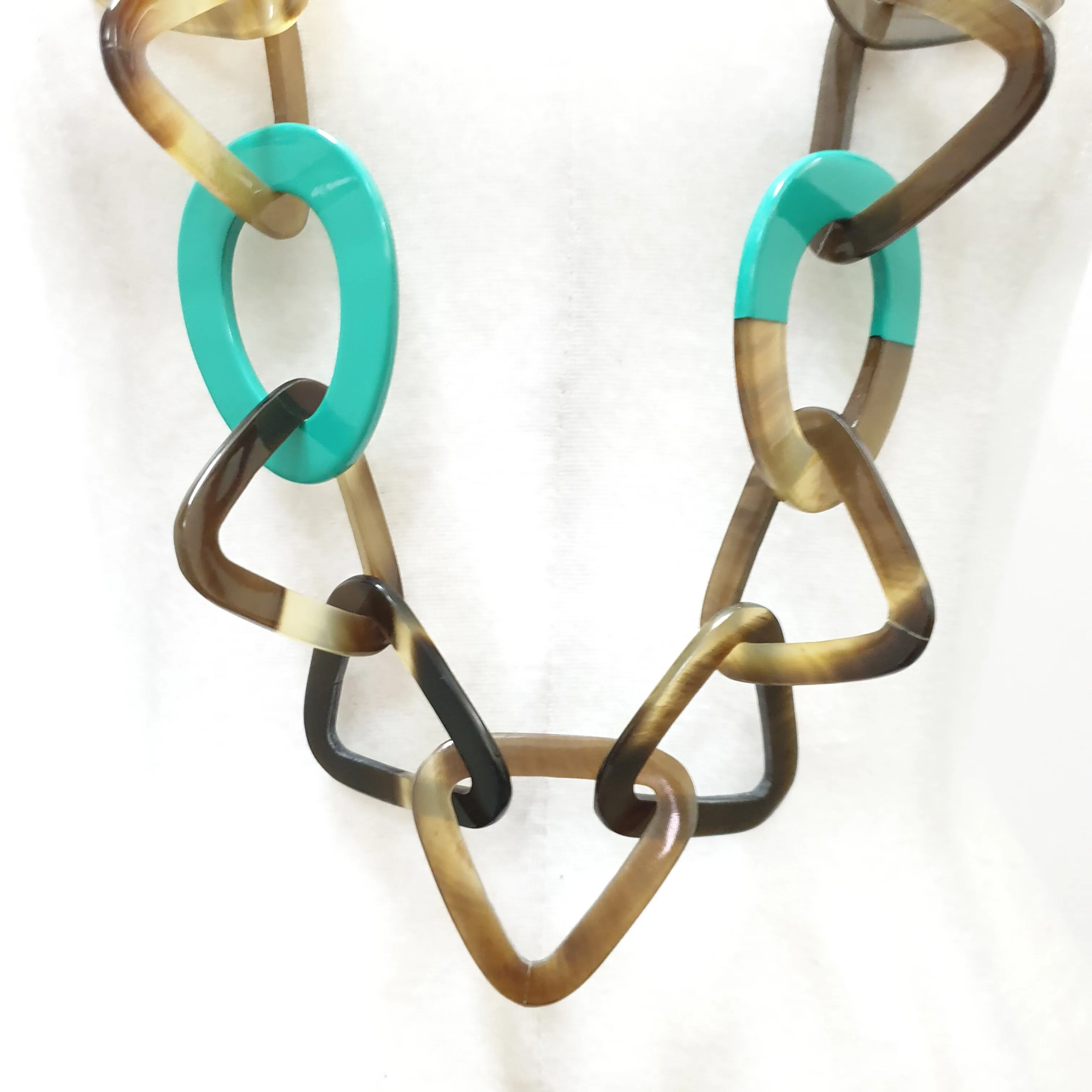 Stunning Horn Necklace J18223, Sources as Natural Buffalo Horn & Lacquer