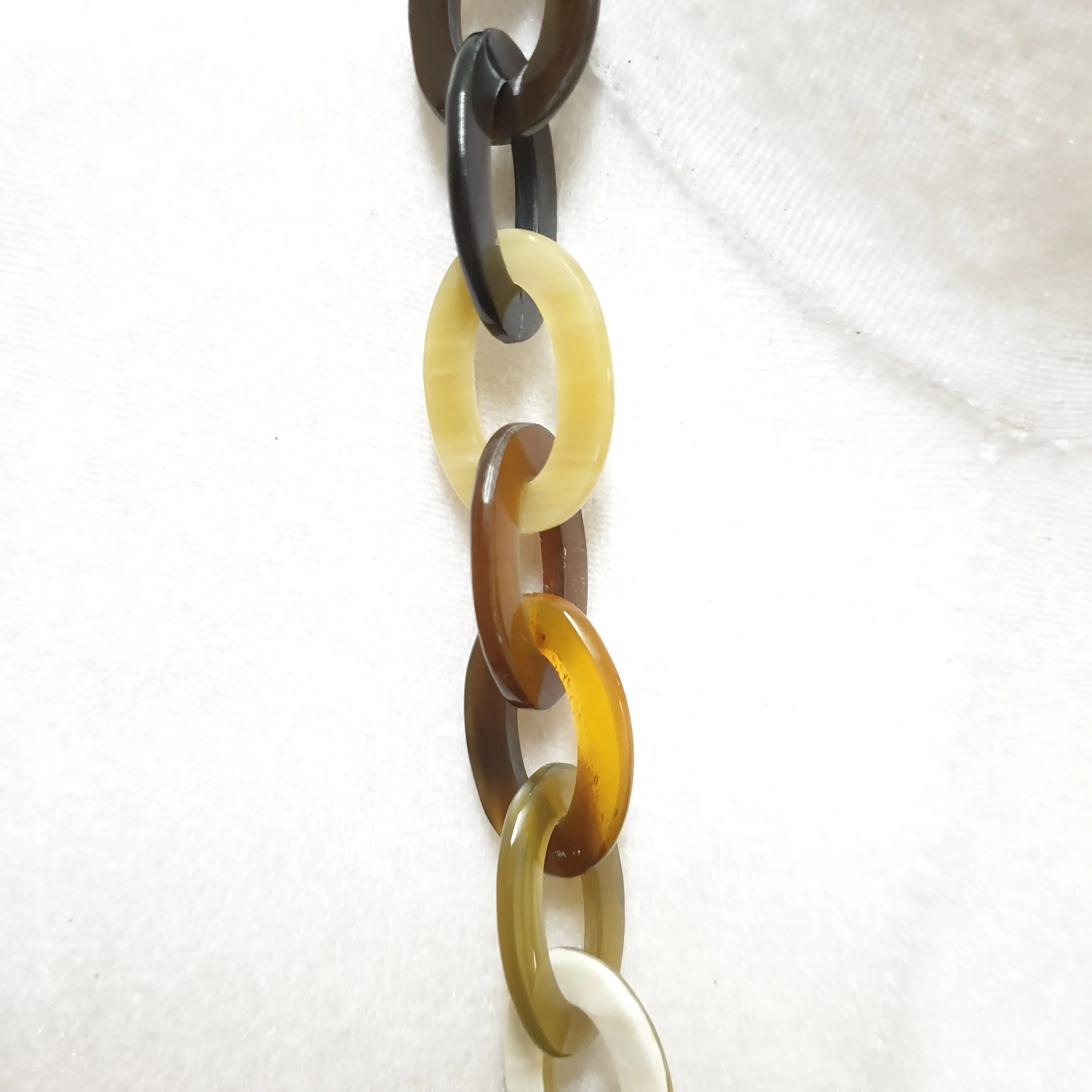 Stunning Horn Necklace J18223, Sources as Natural Buffalo Horn & Lacquer