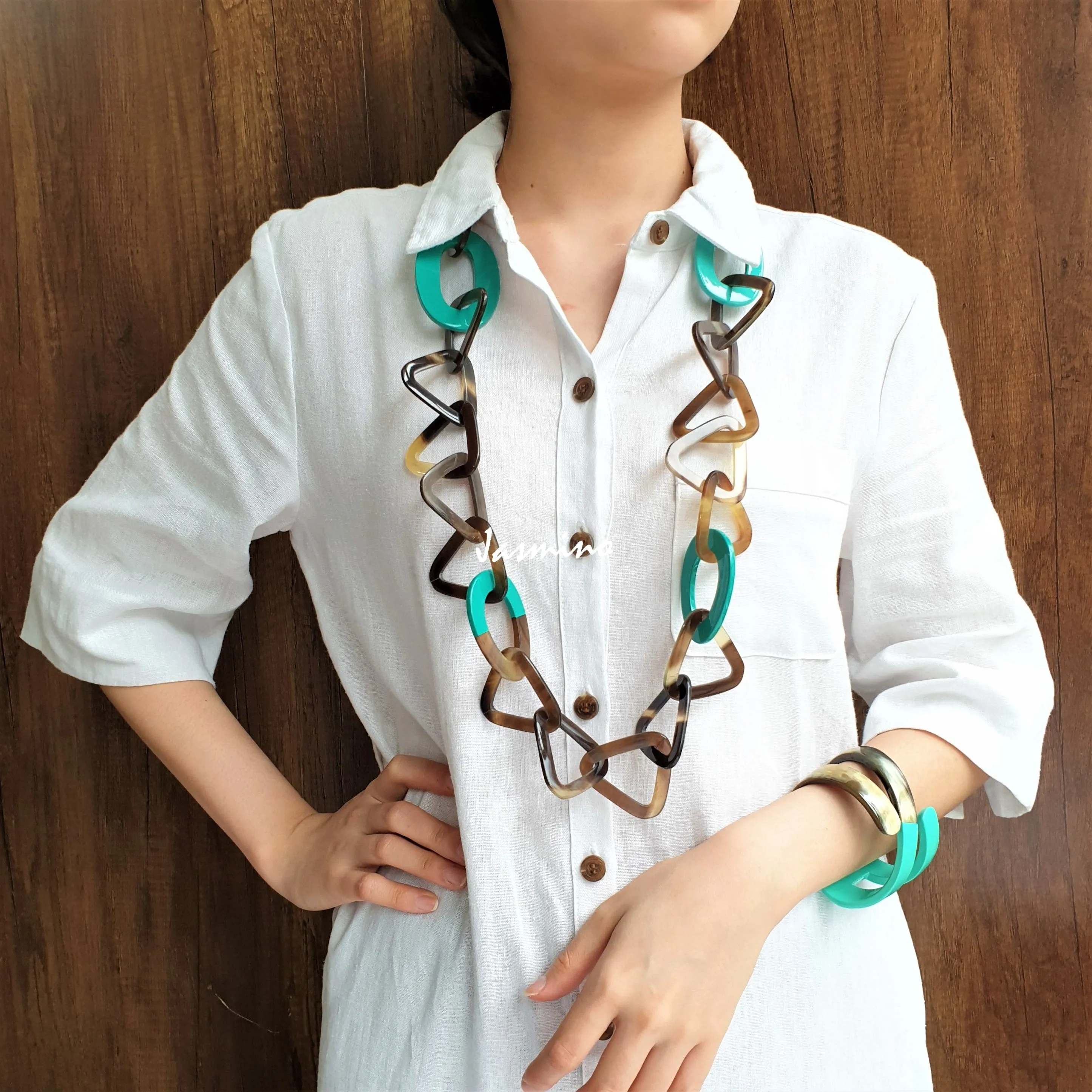 Stunning Horn Necklace J18223, Sources as Natural Buffalo Horn & Lacquer